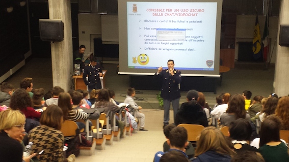 poliziotto incontro scuola