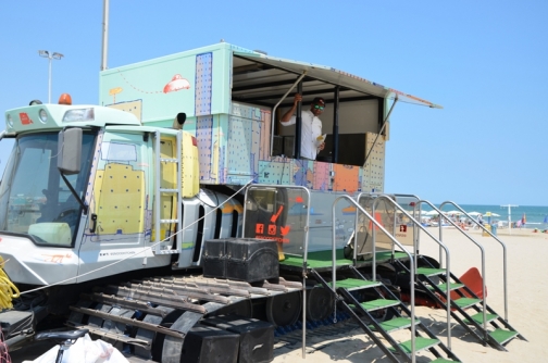 un gatto delle nevi in spiaggia