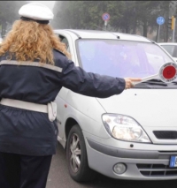 Guida in stato di ebrezza o al telefonino: week end di patenti ritirate