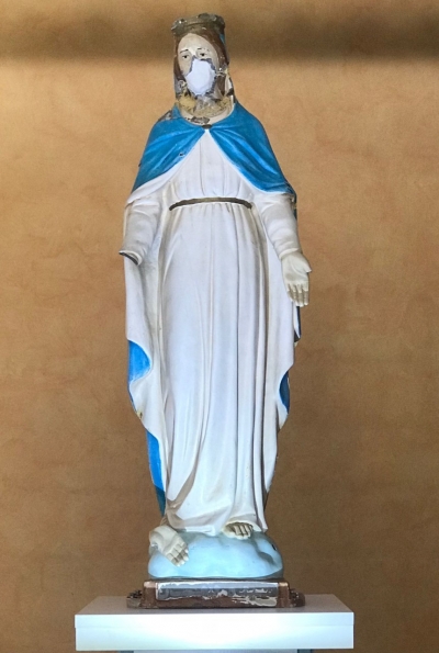 Preghiera per i cristiani perseguitati con statua della Madonna profanata dall&#039;Isis