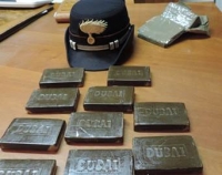 Arrestato spacciatore magrebino. Un chilo di hashish nel cruscotto