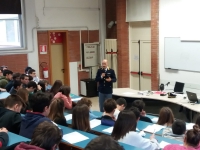 Poliziotti a scuola spiegano come difendersi dai bulli