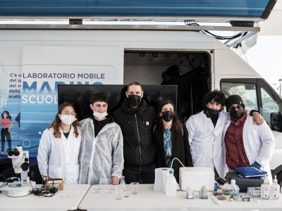 Studiare il mare per amarlo e proteggerlo, la Karis presenta il laboratorio mobile di biologia marina