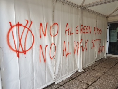 Scritte no vax sul gazebo dell&#039;anagrafe