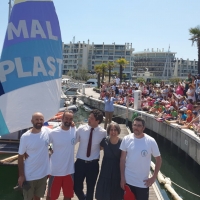 Mal di plastica, è salpata la barca di recupero