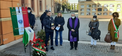 Lautizi, studenti e riminesi alla tumulazione delle ceneri