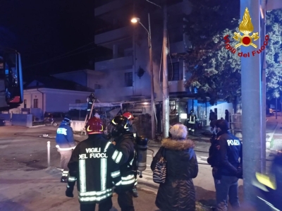 Marecchiese, incendio a negozio zootecnia: 3 ore per sedare le fiamme