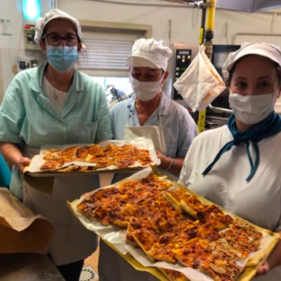 Riccione, le cuoche delle scuole cucinano per i sanitari in servizio