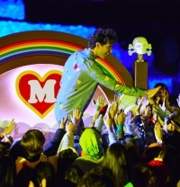 La popstar Mika sabato in spiaggia in pigiama bianco