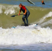 Surfista finisce sugli scogli e muore