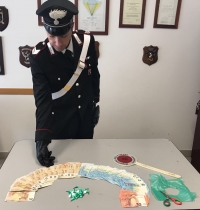 Ventisei dosi di coca nel comodino, arrestato spacciatore albanese