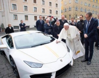 Papa riceve Lamborghini, sarà all&#039;asta per progetti don Oreste