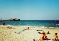 Fotografa bimbe in spiaggia, rischia il linciaggio