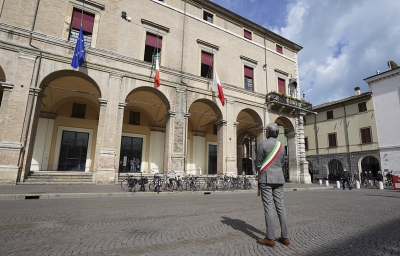 Palazzo Garampi, bandiere a mezz&#039;asta per le vittime del covid