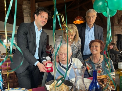 Sconfigge il covid e festeggia 100 anni, gli omaggi del comune