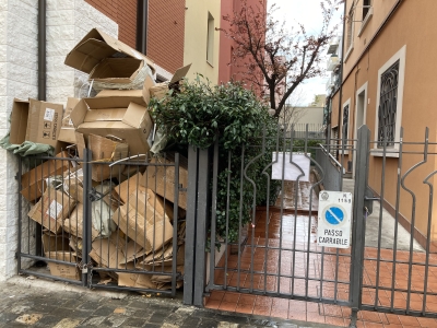 Scatoloni e rifiuti abbandonati in strada, Renzi chiede decoro